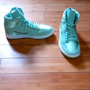 Genuine 100% Authentic Nike Hi top Satin Dunks!Mint green color Womens US sz 9